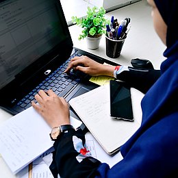 Woman uses a Laptop © UX Indonesia / unsplash.com