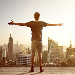 Junger Mann vor New Yorker Skyline © lassedesignen / fotolia.com