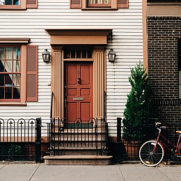 Fahrrad vor amerikanischem Haus © Christian Koch / stock.adobe.com