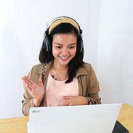 Woman with headphones in front of a laptop © Beci Harmony / unsplash.com