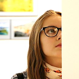 Junge Frau guckt eine Ausstellung an ©klimkin, pixabay.com