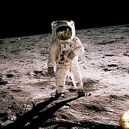 Astronaut on the moon ©History in HD / unsplash.com
